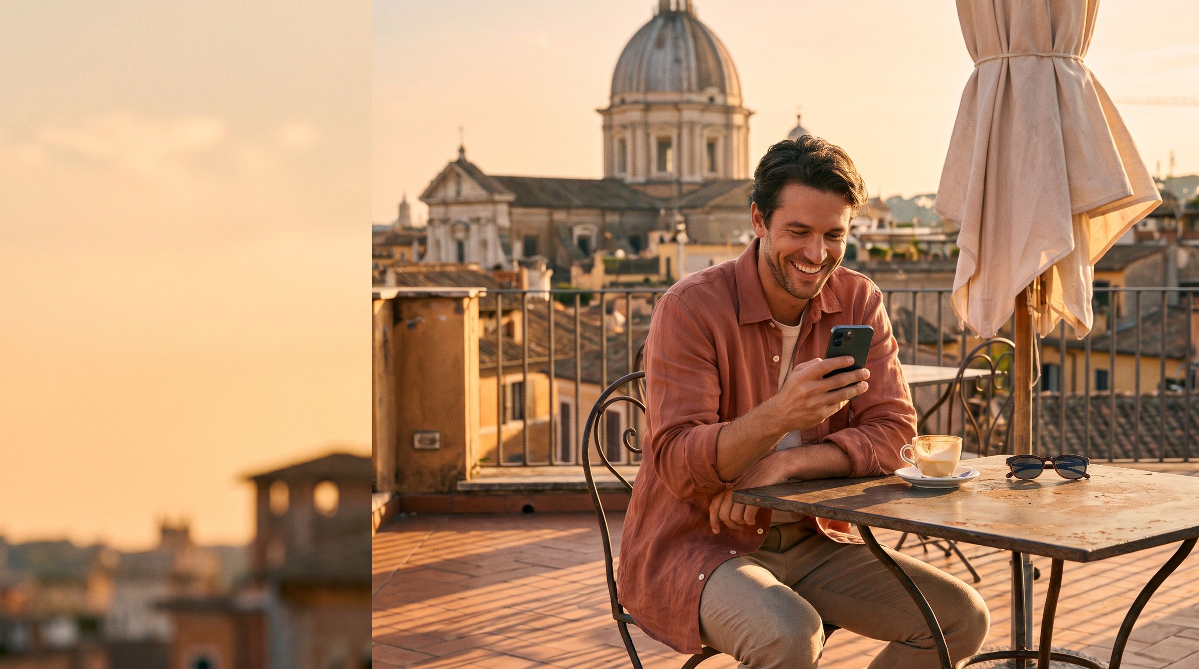 Ein Mann auf der Dachterrasse eines Cafés in einer anderen Stadt lächelt auf sein iPhone